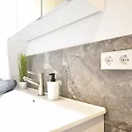 Cosy New In Calm Area Near * 메라노