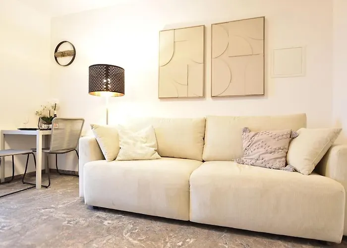 شقة Cosy New In Calm Area Near *